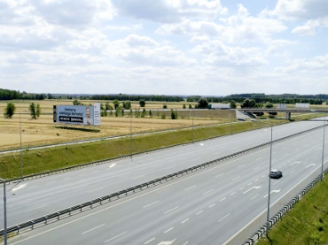 Reklama bilbordowa przy autostradzie
